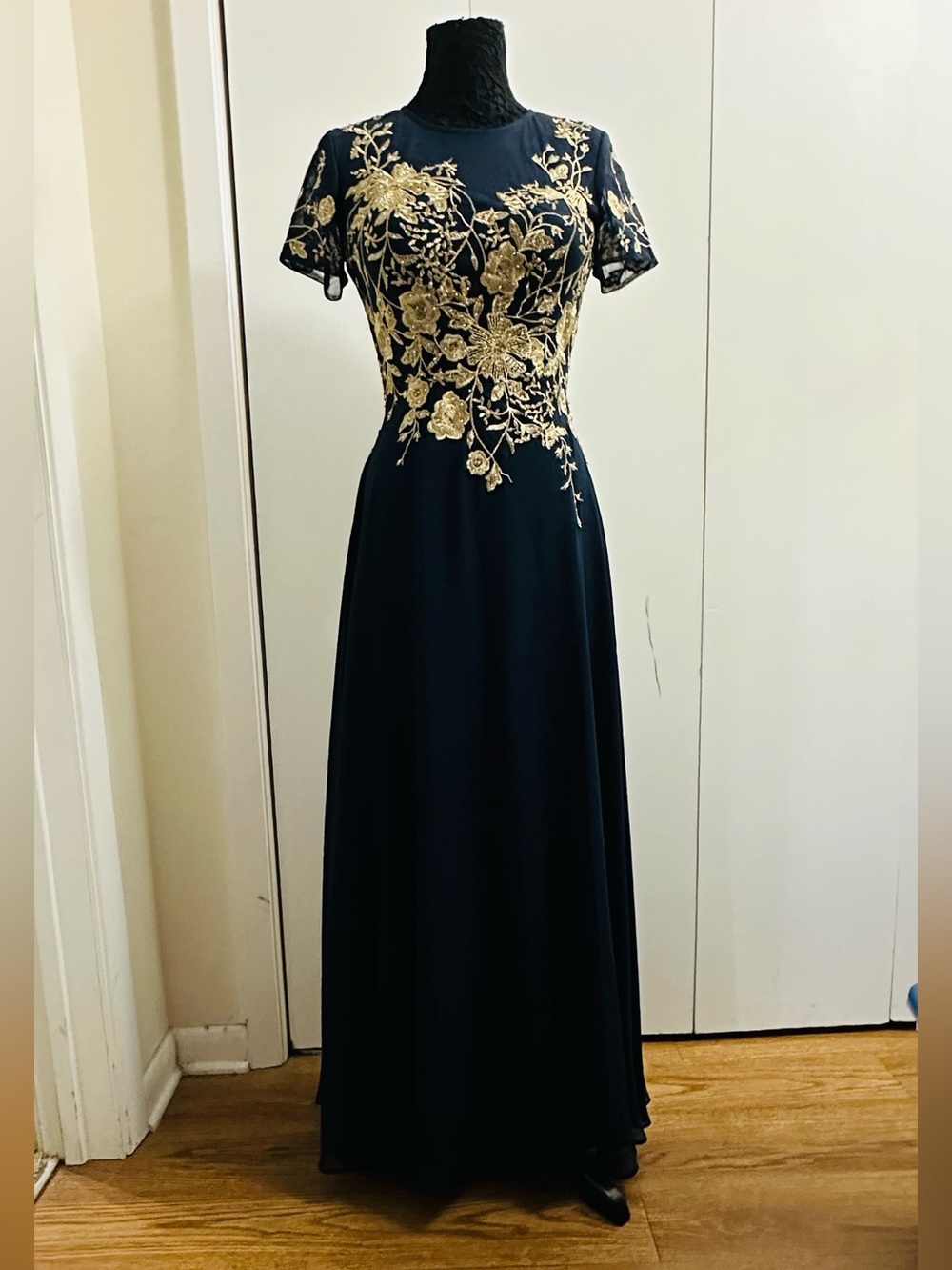 Betsy & Adam Navy Blue Gold Embroidered Formal Evening Gown Size 4 NWT